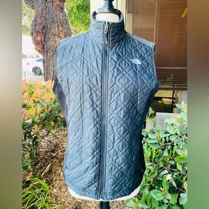North Face, black, quilted vest in size XL